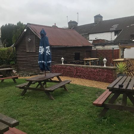 The Eagles Inn Рейъдър Екстериор снимка